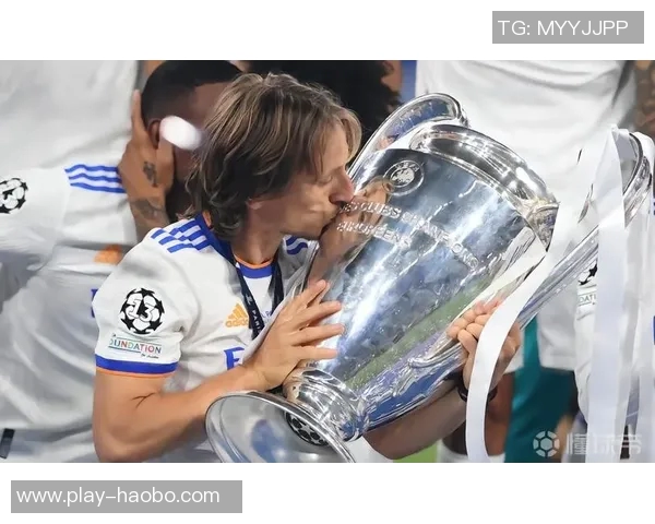 罗马诺社媒分享与金球奖得主莫德里奇合影共庆2026年新年时刻 罗马诺社媒分享与金球奖得主莫德里奇合影共庆2026年新年时刻